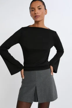 Camiseta con cuello barco y mangas largas anchas