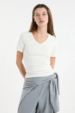 Camiseta con cuello en V y algodón