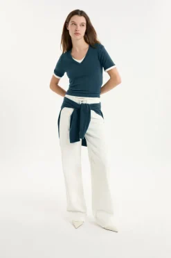 Camiseta con cuello en V y algodón