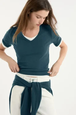 Camiseta con cuello en V y algodón