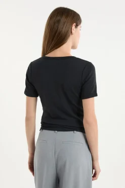 Camiseta con cuello en V y algodón