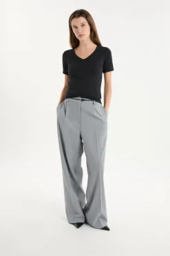 Camiseta con cuello en V y algodón