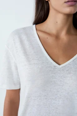Camiseta de lino con cuello en V