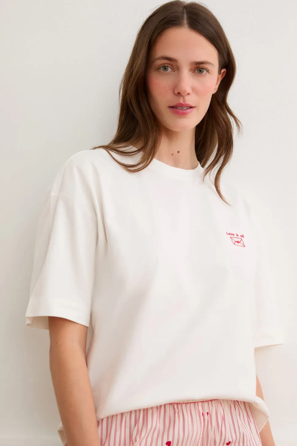 Camiseta de manga corta con la inscripción «love is all» de algodón