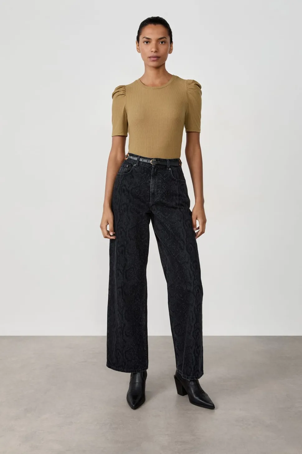 Camiseta de manga corta con hombros abullonados