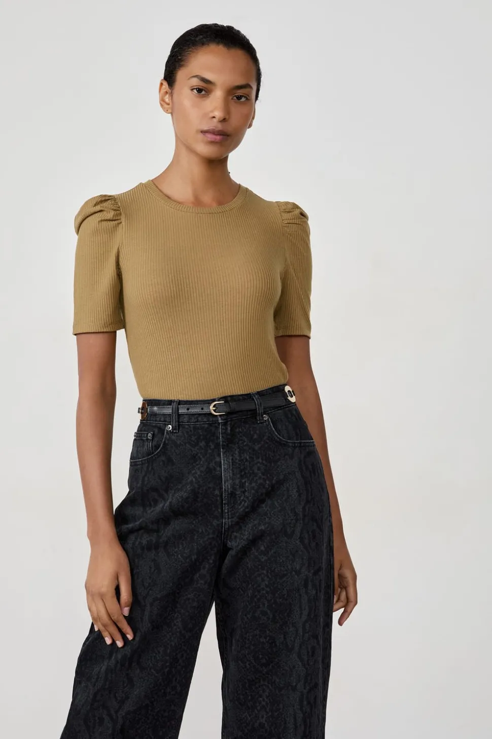 Camiseta de manga corta con hombros abullonados