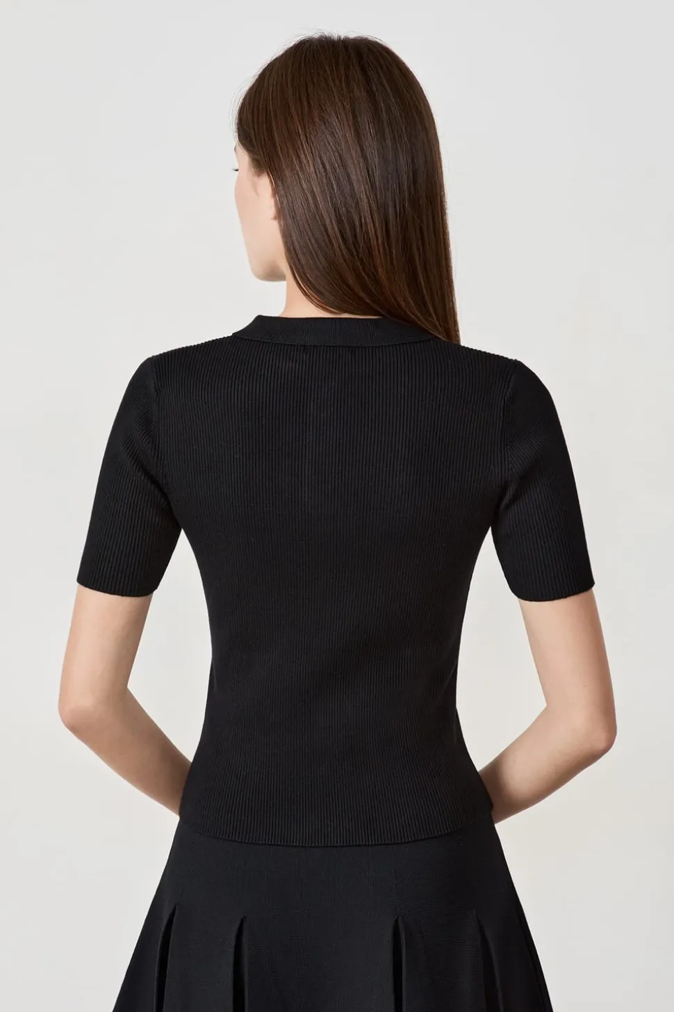 camiseta de manga corta de canalé con cuello abotonado