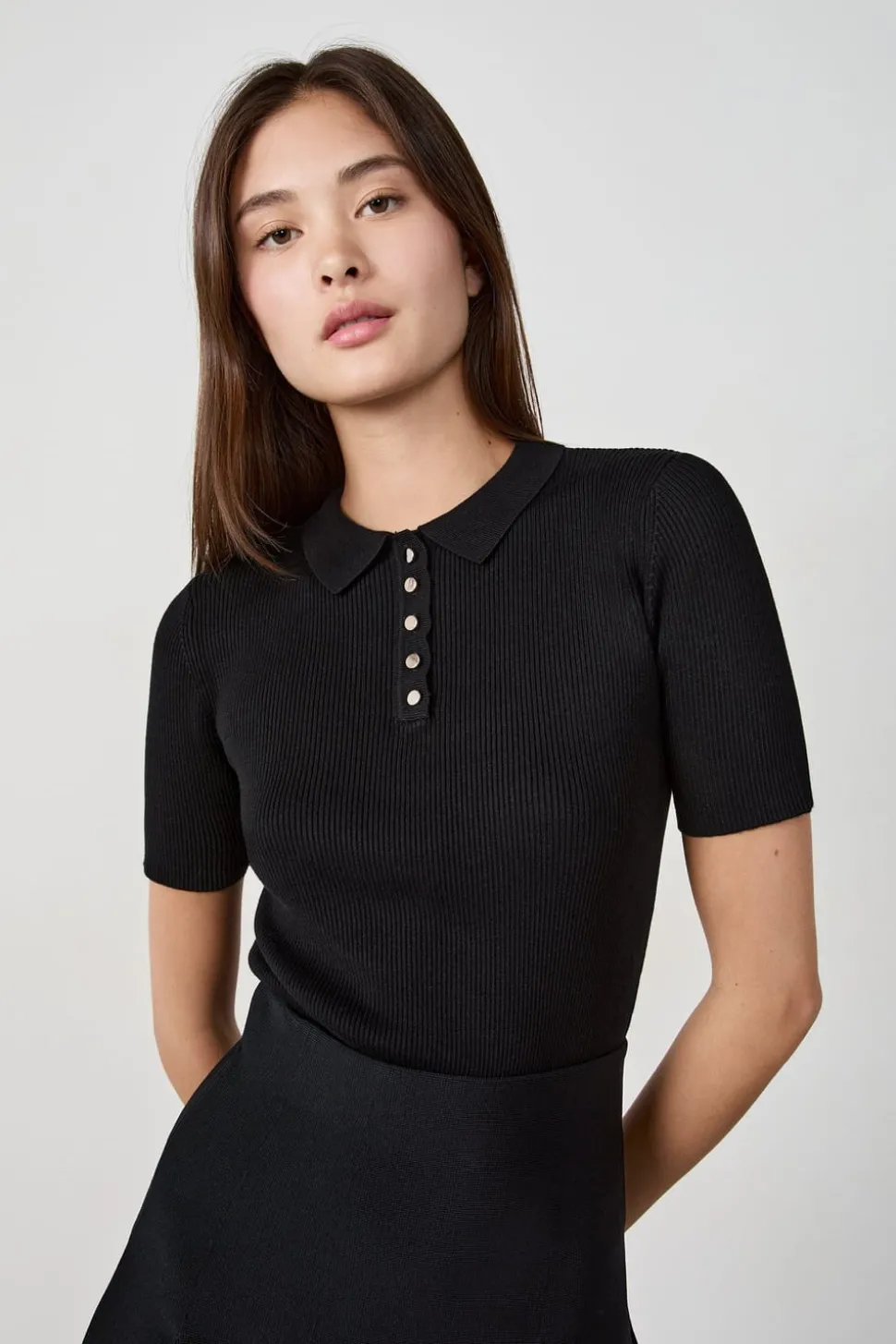 camiseta de manga corta de canalé con cuello abotonado