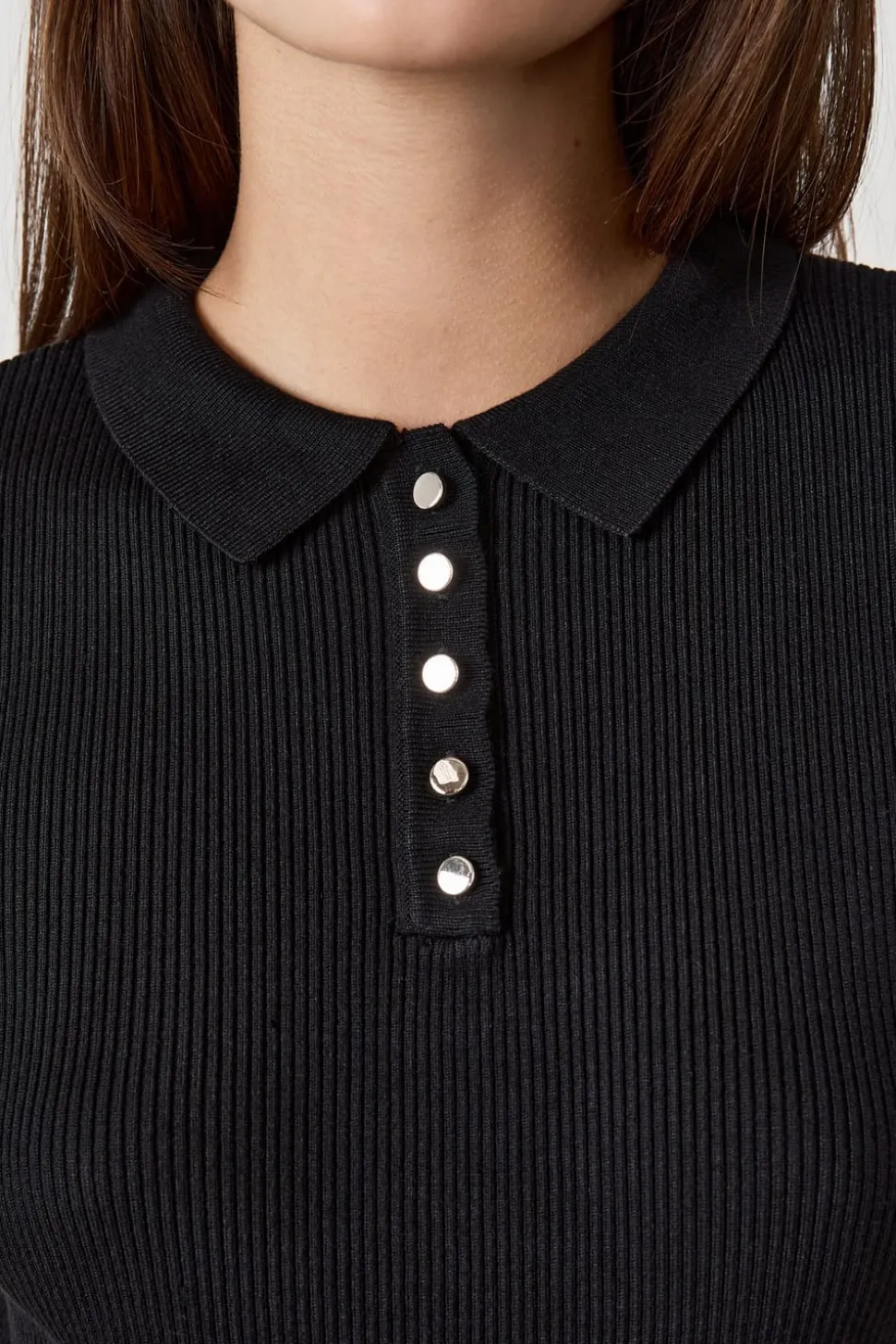 camiseta de manga corta de canalé con cuello abotonado