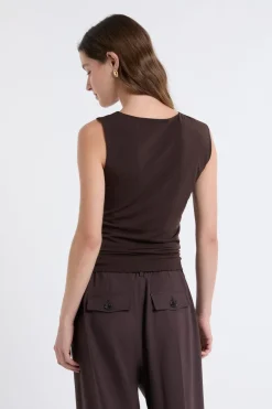 Camiseta sin mangas con anilla