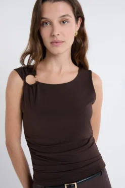 Camiseta sin mangas con anilla