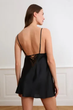 Camisón de satén con detalles de encaje