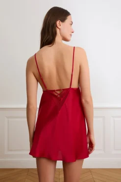 Camisón de satén con detalles de encaje