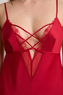 Camisón de satén con detalles de encaje