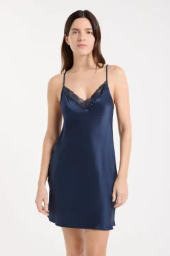 Camisón de seda con detalles de encaje