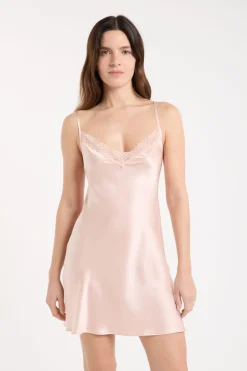 Camisón de seda con detalles de encaje