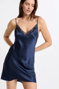 Camisón de seda con detalles de encaje