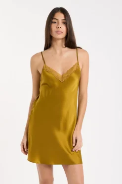 Camisón de seda con detalles de encaje