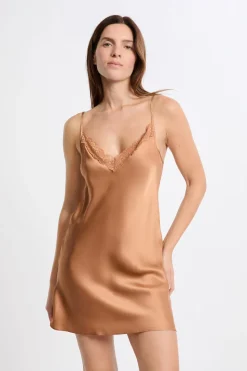 Camisón de seda con detalles de encaje