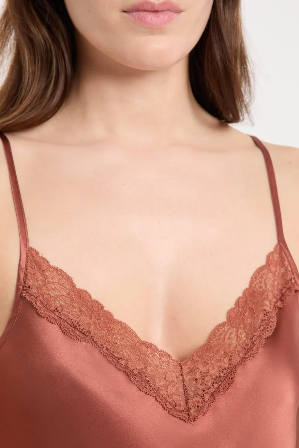 Camisón de seda con detalles de encaje