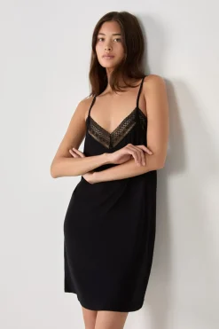 Camisón escotado de encaje