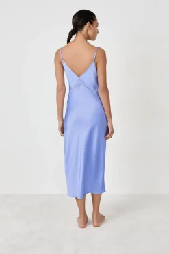 Camisón largo satinado con detalles de encaje