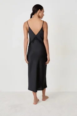 Camisón largo satinado con detalles de encaje