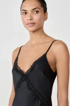 Camisón largo satinado con detalles de encaje