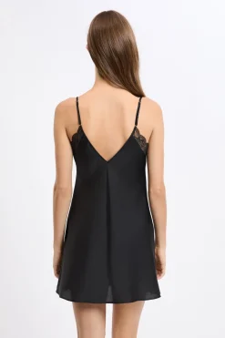 Camisón satinado con detalles de encaje