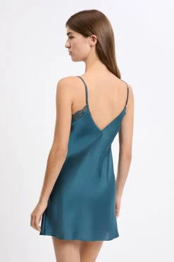 Camisón satinado con detalles de encaje