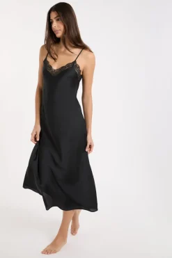 Camisón satinado con detalles de encaje