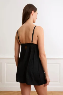 Camisón satinado con detalles de encaje