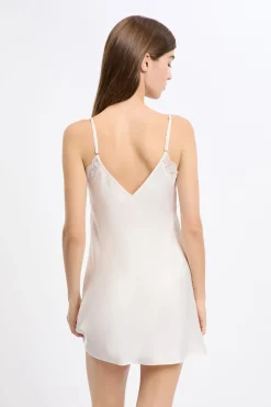 Camisón satinado con detalles de encaje