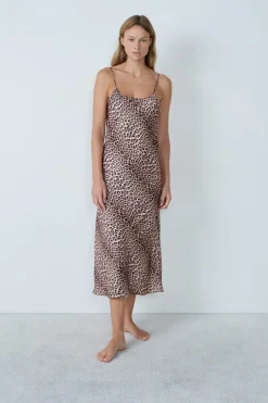 Camisón satinado estampado leopardo