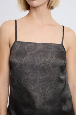 Caraco satiné à fines bretelles imprimé serpent