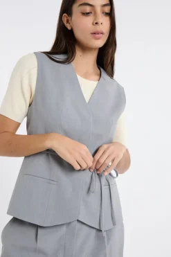 Chaleco sin mangas con lazada