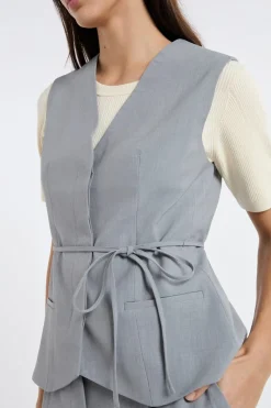 Chaleco sin mangas con lazada