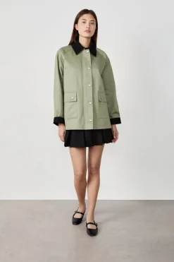 Chaqueta con cuello de terciopelo y corte recto