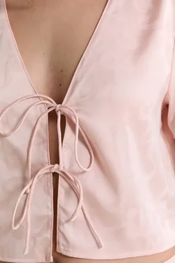 Chemise de pyjama satinée avec noeuds