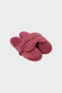 Conjunto de zapatillas destalonadas y antifaz