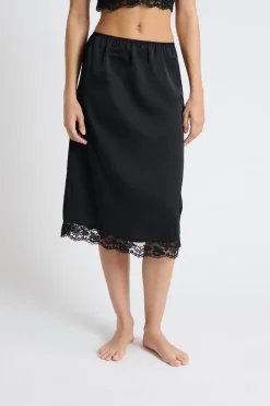 Falda de pijama satinada con detalles de encaje