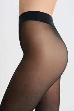 Medias semitransparentes con perlas