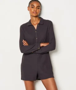 Mono con botones en relieve