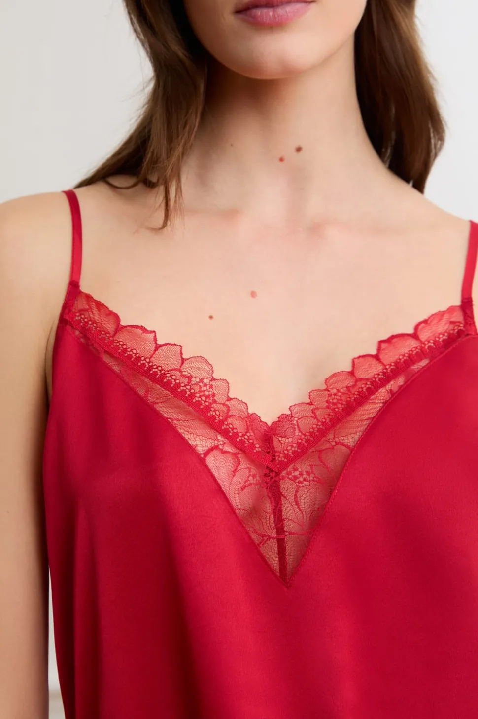 Mono corto de satén con espalda descubierta y detalles de encaje