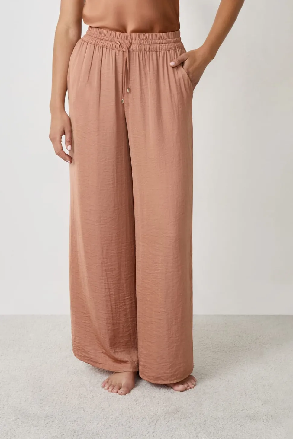 Pantalón ancho de satén