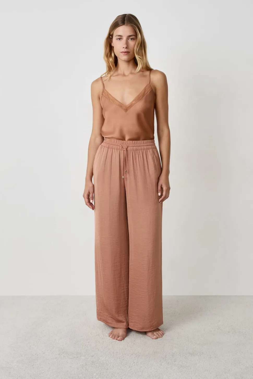 Pantalón ancho de satén