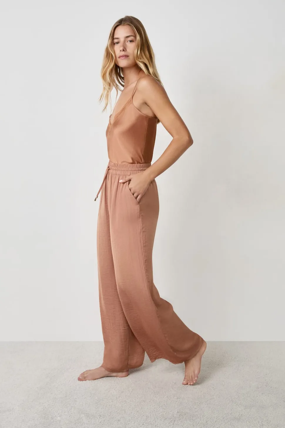 Pantalón ancho de satén