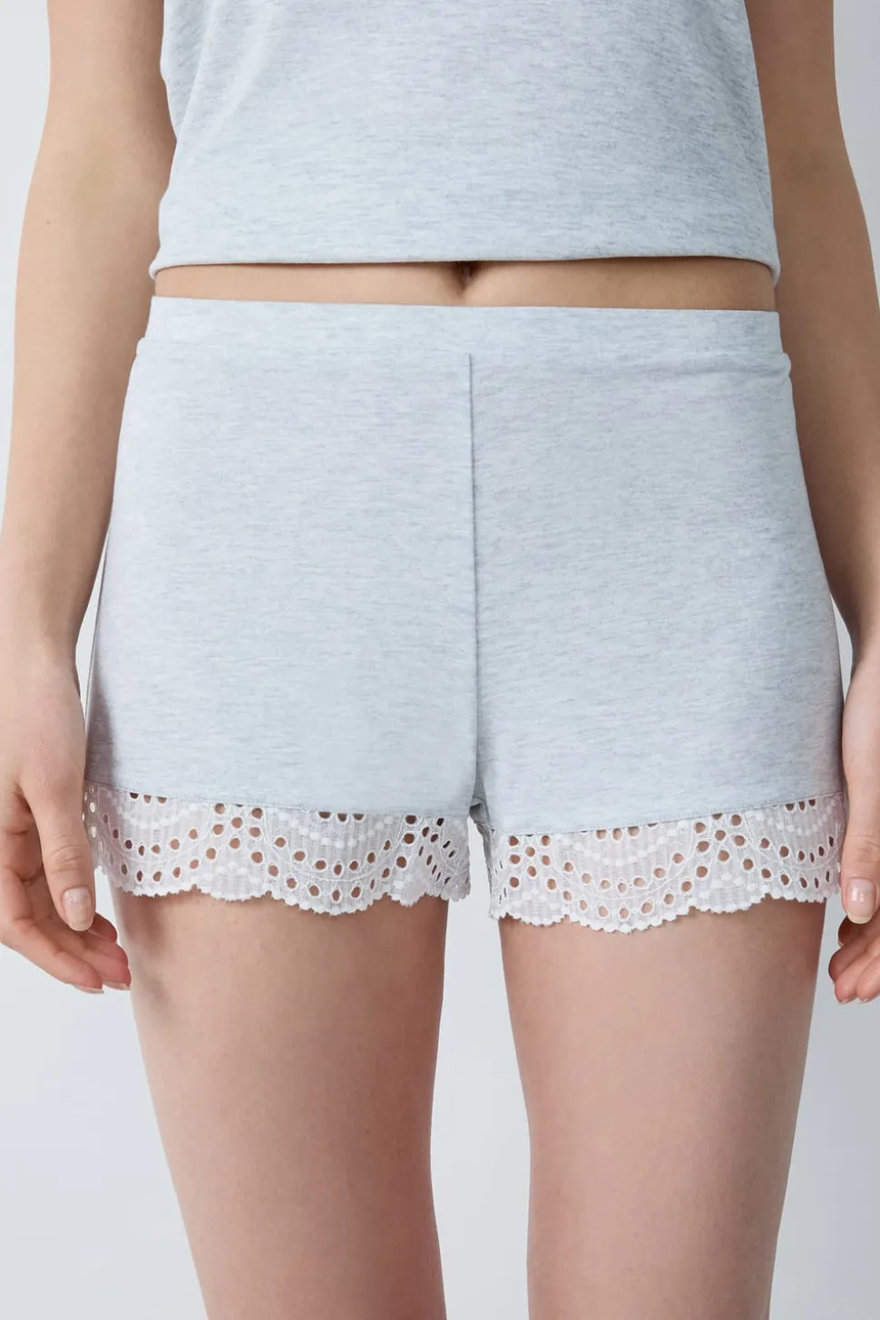 Pantalón corto de modal con detalle de encaje