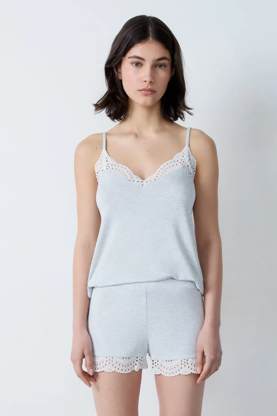 Pantalón corto de modal con detalle de encaje