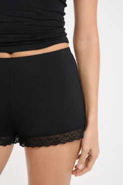 Pantalón corto de pijama con detalles de encaje